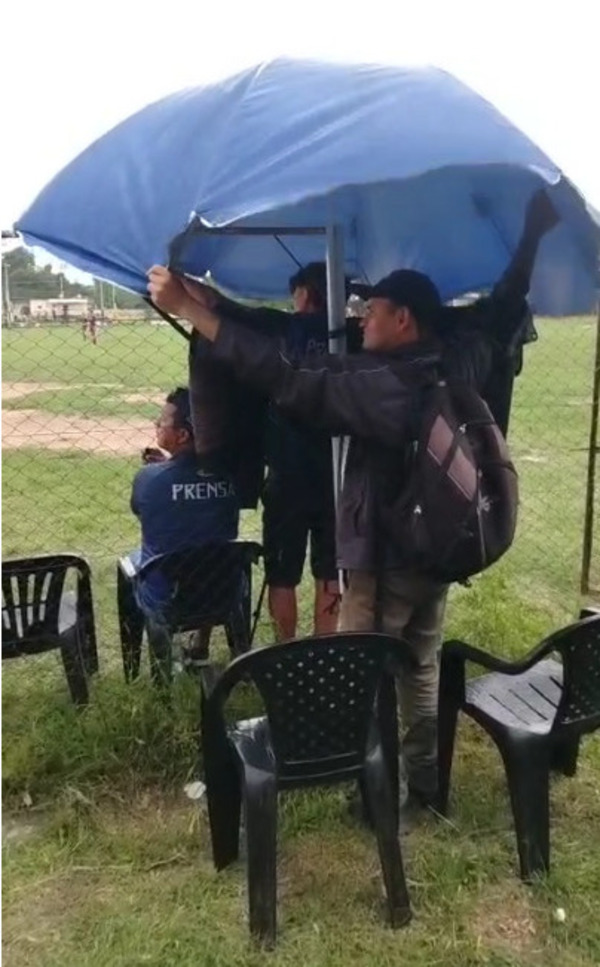 Popular / Transmitieron fútbol contra viento y marea
