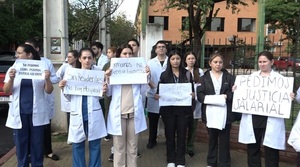 Médicos residentes del Hospital Militar reclaman reajuste salarial y advierten posible huelga