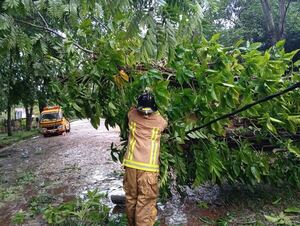 Bomberos Paraguay atendieron urgencias derivadas del temporal