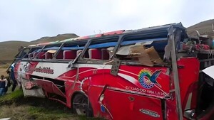 Ascienden a 21 los fallecidos por la caída de un autobús por una ladera en Ecuador