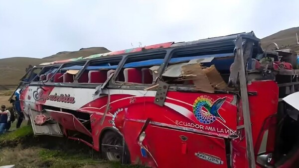 Ascienden a 21 los fallecidos por la caída de un autobús por una ladera en Ecuador