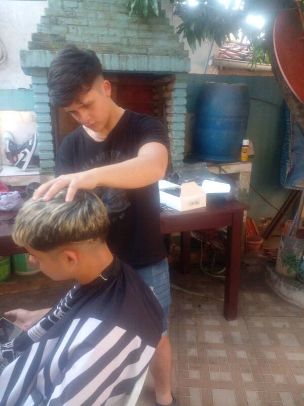 INICIÓ SU SUEÑO BAJO UN ÁRBOL