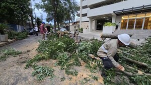 En la capital continúan los despejes en la vía pública tras el temporal