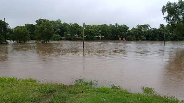 Desborde de río podría ingresar a la zona urbana en San Carlos del Apa   - Nacionales - ABC Color