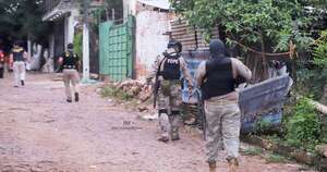 La Nación / Operativo fiscal/policial intervino nido de sicarios en el barrio Pantanal de Lambaré