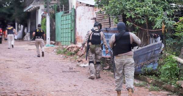 La Nación / Operativo fiscal/policial intervino nido de sicarios en el barrio Pantanal de Lambaré