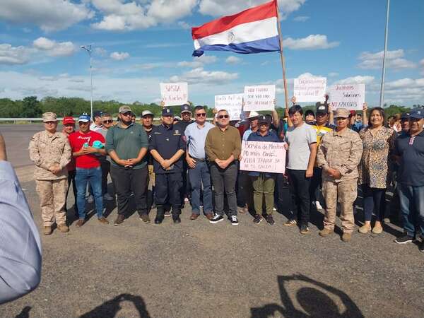 Pobladores de Villa Franca cierran la ruta PY19 para exigir fin a los constantes cortes de energía - Nacionales - ABC Color