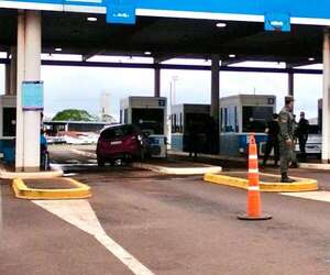 Auto chocó contra caseta de control en el lado argentino del Puente Internacional Encarnación-Posadas - Policiales - ABC Color