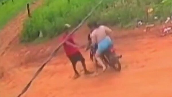 Video: Con dos machetillos intentó robar motocicleta a una pareja en Ciudad del Este