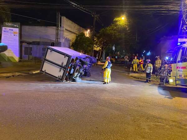 Camión vuelca tras choque con automóvil en General Santos - Policiales - ABC Color