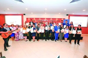 Dequení Reconoce a 20 “Profes que Dejan Huellas 2025”