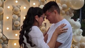 Popular / (VIDEO) ¡Presentador de noticias mostró si la cigüeña le trae un nene o nena!