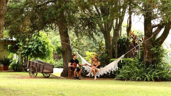 ¿Feriado o clavo? Santi quiere "puente" y empresarios pegan el grito al cielo