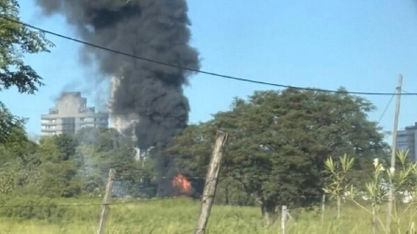 Quema de residuos moviliza a bomberos ante impresionante humareda en zona del CIT