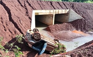 Conductora perdió el control de su camioneta y cayó en un barranco