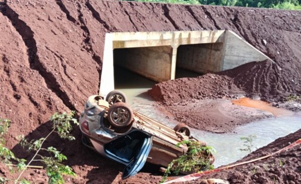 Conductora perdió el control de su camioneta y cayó en un barranco