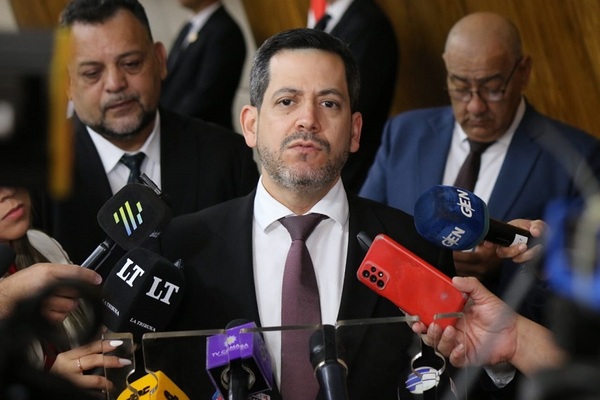 Latorre reafirma respaldo a Pedro Aliana y se declara “hombre de equipo” para 2028