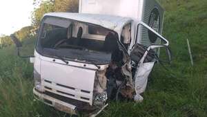 Carapeguá: Conductor de camión de panificados resulta herido tras chocar contra una columna en la Ruta PY01 - Nacionales - ABC Color