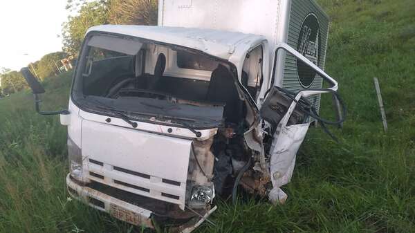Carapeguá: Conductor de camión de panificados resulta herido tras chocar contra una columna en la Ruta PY01 - Nacionales - ABC Color