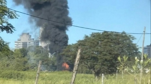 Bomberos controlan quema de residuos plásticos en una propiedad privada, en inmediaciones del CIT
