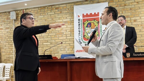 Dani Mujica jura como intendente de Ciudad del Este: “La paz y la democracia se han restituido”