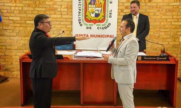 Daniel Mujica jura como intendente y pone fin al interinato en Ciudad del Este - OviedoPress