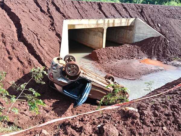 Camino resbaladizo provoca caída de automóvil a barranco - ADN Digital