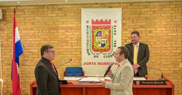 La Nación / Pereira Mujica asume intendencia de Ciudad del Este