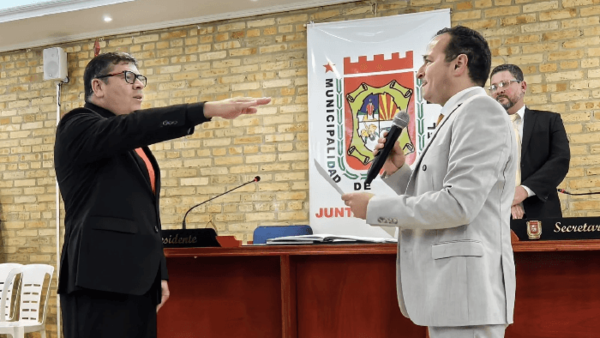 Dani Mujica jura como intendente de Ciudad del Este - Noticiero Paraguay