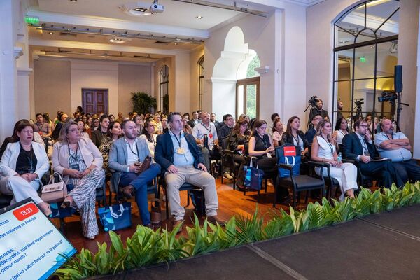 En jornada científica, médicos abordan principales causas de muerte materna | Unicanal