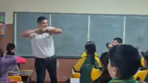 Profe alegra a los alumnos con su particular manera de enseñar