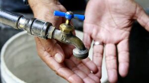 Vecinos del barrio Miraflores de San Lorenzo denuncian provisión irregular de agua desde el domingo