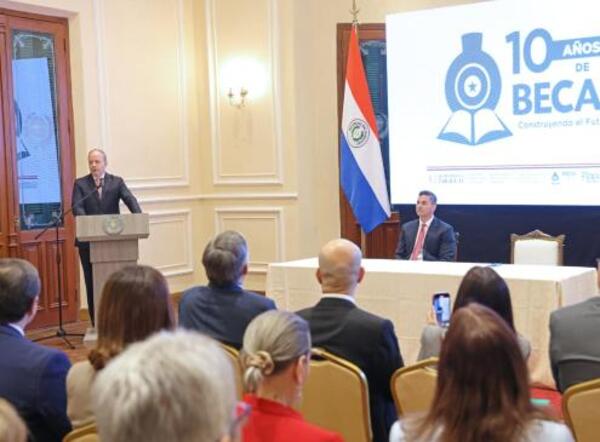 BECAL celebra una década: La “revolución educativa” que democratizó la excelencia, según el Gobierno