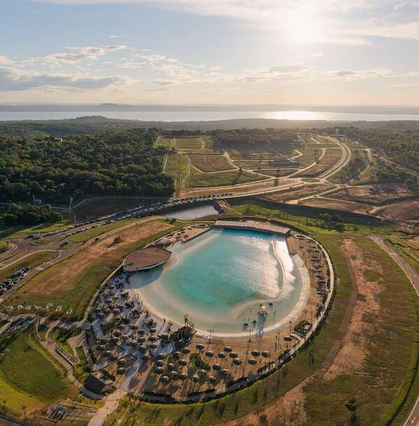 Aquabrava inaugura la primera laguna con olas artificiales de Paraguay - Negocios - ABC Color