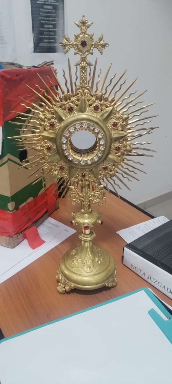 Devuelven Custodia robada de la Iglesia Virgen de las Mercedes  - Policiales - ABC Color