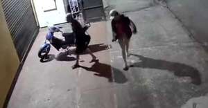 Video: a cintarazos corrieron a presuntos ladrones en Ciudad del Este - ABC en el Este - ABC Color