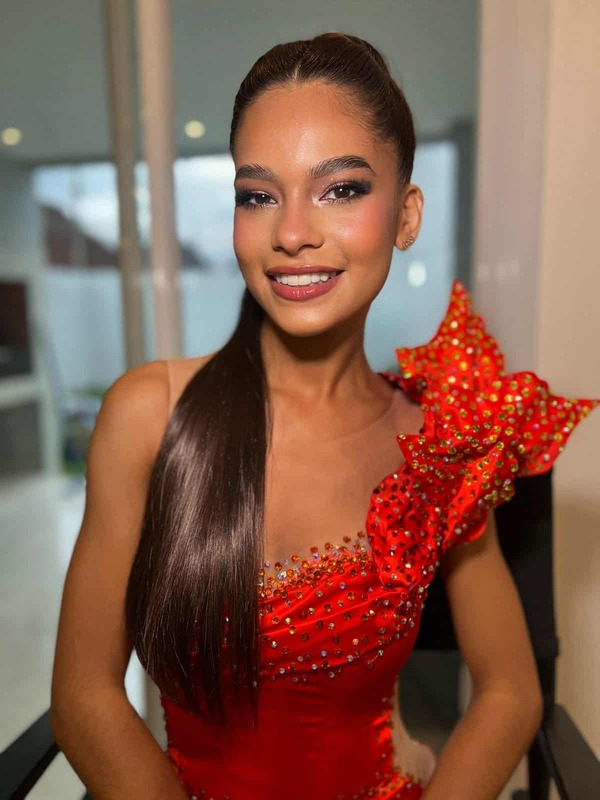 Popular / ¡Vero Ortiz deslumbró en presentación de Emperatriz Paraguay!