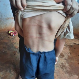 Popular / Imputan a papá alhaja que pegó a su hijo con varilla de plástico