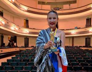 Una cordillerana que hace historia: Chabely Fretes gana el trofeo de Artista Popular en Colombia - Nacionales - ABC Color