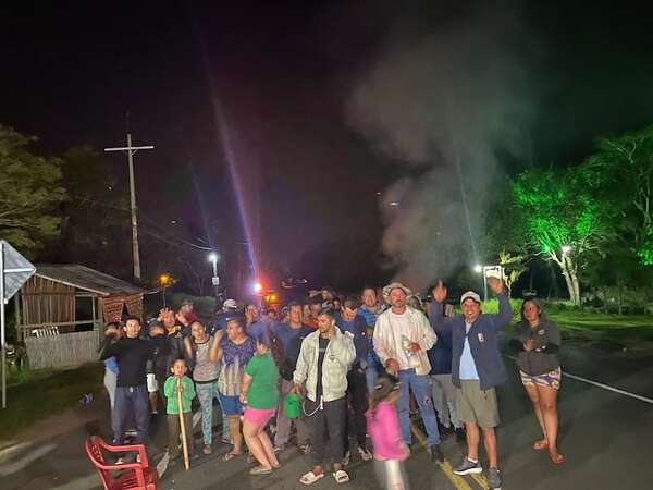 Pobladores de Ypacaraí cierran ruta para exigir energía eléctrica - Nacionales - ABC Color