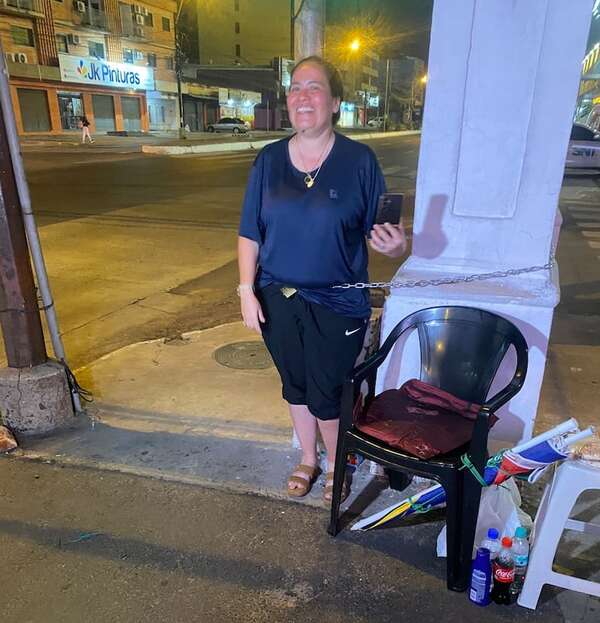 Presidenta electa de Lucha Olímpica se encadena frente a la SND porque no la dejan asumir - Nacionales - ABC Color