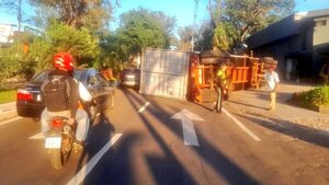 Camión vuelca sobre Mariscal López y se desvía el tránsito de ingreso a Asunción