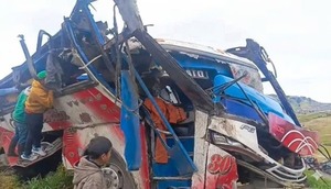 Al menos 23 personas fallecidas tras caer un bus a un abismo en Ecuador