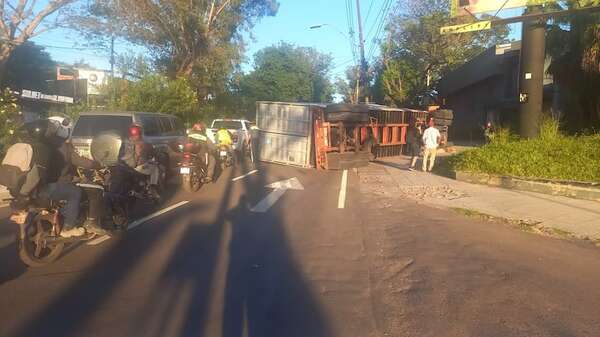 Camión de gran porte vuelca en Mariscal López y genera caos vehicular - Policiales - ABC Color