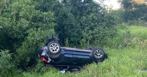 La Nación / Un policía se fracturó la clavícula tras volcarse con su vehículo en PJC