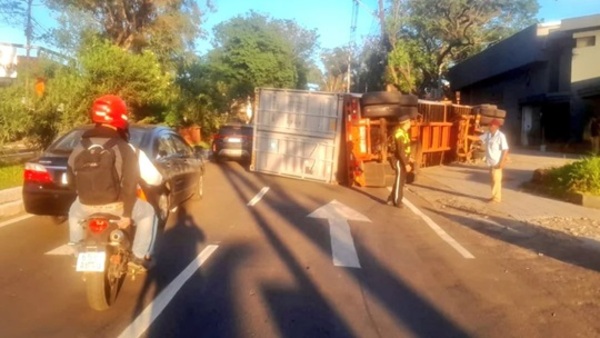 Vuelco de camión en Mariscal López colapsa el ingreso a Asunción y genera caos en hora pico