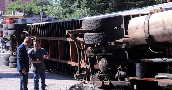 Diario HOY | Enorme camión volcó sobre Mariscal López al estacionar sobre la vereda