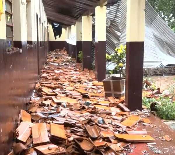 Popular / Piden ayuda para reparar dos aulas cuyo techo voló con el temporal 