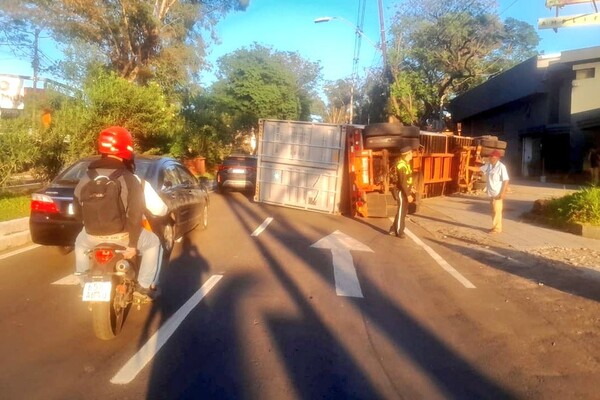 Desvíos sobre Mcal. López por un camión volcado