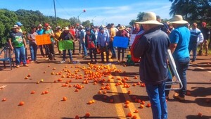 Productores de Caaguazú bloquean la ruta PY13 en reclamo de mercado y precios justos